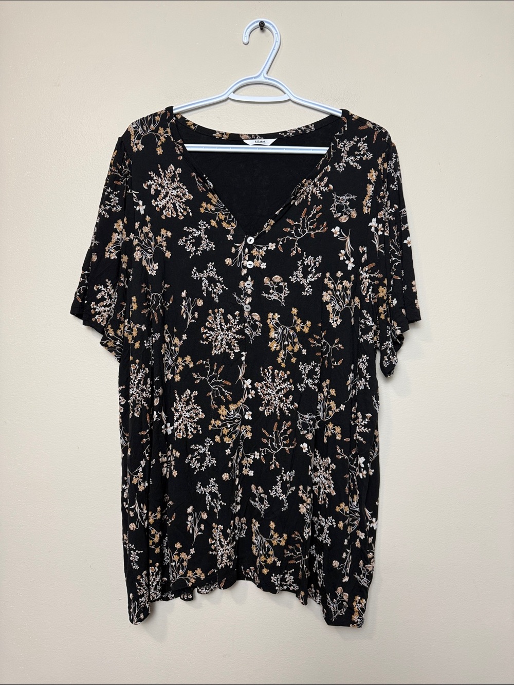 Penningtons Black Floral V-Neck Button Front Blouse size 2X